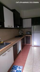 Kuchyň nebo kuchyňský kout v ubytování Ar Rayyan Apartments Prima Villa