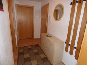 mała łazienka z komodą i lustrem w obiekcie Haus am Hochwald w mieście Mittenwald +29 zdjęć