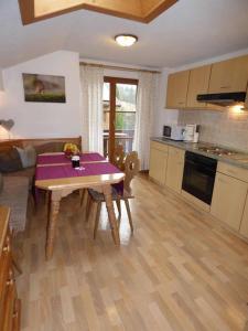 kuchnia ze stołem z fioletowym blatem w obiekcie Haus am Hochwald w mieście Mittenwald