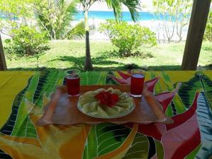 un tavolo con un piatto di cibo e bevande di Le spot a Fare (Huahine Nui)