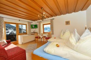 een slaapkamer met een bed en een woonkamer bij Gapphof in Reith bei Seefeld