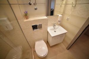 Bilik mandi di Apartmani Sofrenic-Hotel Adonis