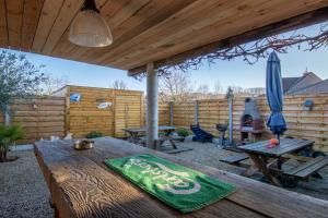 eine Terrasse mit einem Picknicktisch und einem Sonnenschirm in der Unterkunft "Ter Ename n°2" in Oudenaarde