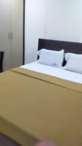 Un pat sau paturi într-o cameră la Bhumi Residency