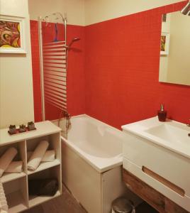 W łazience znajduje się biała wanna i umywalka. w obiekcie Appt ENTIER proche *CENTRE VILLE *GARE w mieście Sainte-Savine