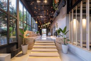 un vestíbulo de un edificio con plantas y ventanas en AG Hotels Antalya, en Antalya 112 fotos más