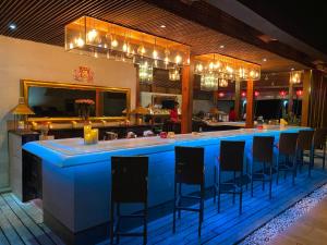 Sunsea Resort في موي ني: بار أزرق مع كراسي في مطعم