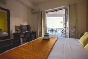 a hotel room with a bed with a view of the ocean at Oasis in Acitrezza