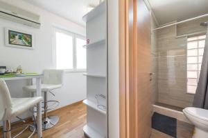 ein Bad mit einer Dusche, einem Waschbecken und einem WC in der Unterkunft LODGING HOUSE SB APARTMENT No 2 in Dubrovnik