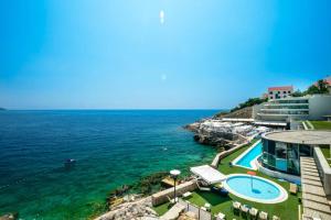 Blick auf das Meer und ein Resort in der Unterkunft LODGING HOUSE SB APARTMENT No 2 in Dubrovnik