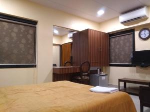 Postel nebo postele na pokoji v ubytování Hotel Metro Palace Bandra