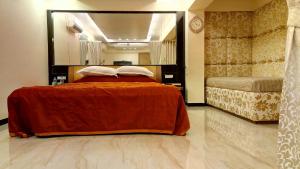 Postel nebo postele na pokoji v ubytování Hotel Metro Palace Bandra