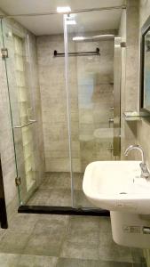 Koupelna v ubytování Hotel Metro Palace Bandra