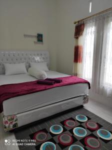سرير أو أسرّة في غرفة في Penginapan Rezki Syariah