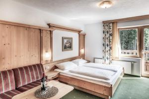 um quarto com uma cama e um sofá em Vera Monti em Holzgau