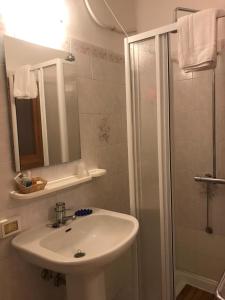 La salle de bains est pourvue d'un lavabo et d'une douche. dans l'établissement Camere Carlo, à Vernazza