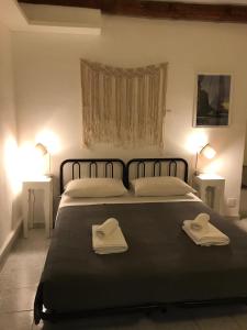 a bedroom with a bed with two towels on it at Camere Carlo in Vernazza