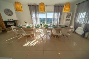 Ein Restaurant oder anderes Speiselokal in der Unterkunft Villa Palm Beach Lux, Ideal Grupos con Aireacondicionado 