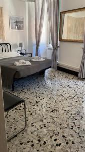 - une chambre avec deux lits et un tapis dans l'établissement Camere Carlo, à Vernazza