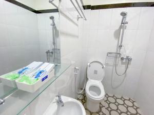Koupelna v ubytování RedDoorz Syariah At Mitra Guest House
