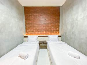 Postel nebo postele na pokoji v ubytování RedDoorz Syariah At Mitra Guest House + 11 fotografií