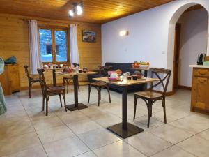Chalet Le Bois Joli的休息区