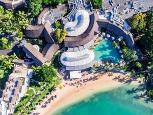 - une vue aérienne sur un complexe avec une plage dans l'établissement LUX* Grand Gaube Resort & Villas, à Grand Gaube