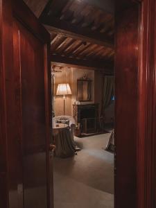 un corridoio con una stanza con tavolo e lampada di Hotel Relais a San Bonifacio