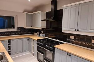 A kitchen or kitchenette at Berrygate