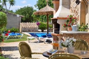 サンタ・マルガリーダにあるFinca Estret 184 by Mallorca Charmeのパティオ(テーブル、椅子付)、プールが備わります。