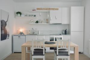 A kitchen or kitchenette at Kanne: charming house between nature and shopping
