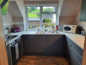 ホークスヘッドにある3 Bed Barn - Sleeps 6 - Parking - WIfiのシンクと電子レンジ付きのキッチン