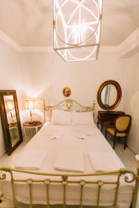 - une chambre avec un lit et un lustre dans l'établissement Koroni Zaga Beach- Seascape Luxury Villa Costiana, à Koroni