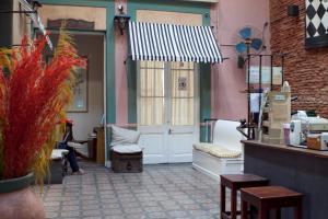 una habitación con una tienda con una puerta y algunas sillas en BA STOP Hostel en Buenos Aires