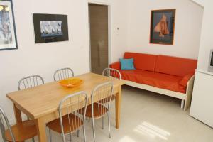 sala de estar con mesa y sofá en Residence Equilio Family Apartments, en Lido di Jesolo