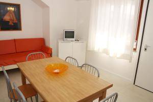 リド・ディ・イエゾロにあるResidence Equilio Family Apartmentsのリビングルーム(テーブル、ソファ付)
