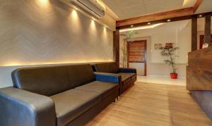 una sala de espera con dos sofás de cuero en Treebo Trend Rainbow Grand, en Visakhapatnam