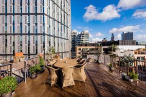 Imagen de la galería de Penthouse Loft apartment with roof terrace Not for events or parties, en Londres
