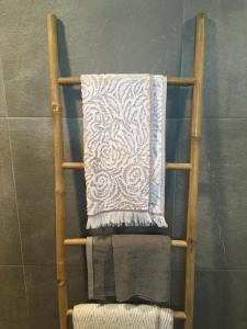 uma toalha num toalheiro na casa de banho em Bico das flores na Praia de Mira
