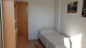 a small room with a bed and a closet at Casa junto a la playa Costa Dorada in L'Ampolla