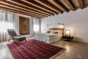Posteľ alebo postele v izbe v ubytovaní La Corte dei Cuoridoro 2 Canal View