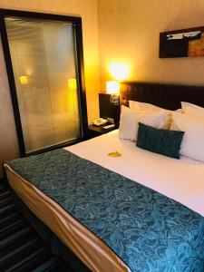 アンカラにあるノッテ ホテルのホテルルーム内の大型ベッド