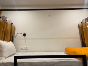 Postel nebo postele na pokoji v ubytování Joey's Hostel Rishikesh