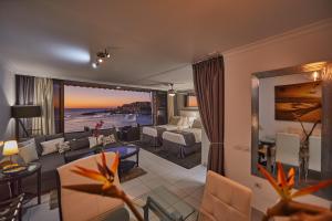 a hotel room with a view of the ocean at Doñana 924 in Patalavaca