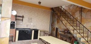 eine Terrasse mit einer Holzbank und einer Treppe in der Unterkunft Casa Linda e Arejada in São Thomé das Letras