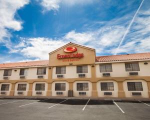 un edificio con un cartel en el costado en Econo Lodge Inn & Suites, en El Paso