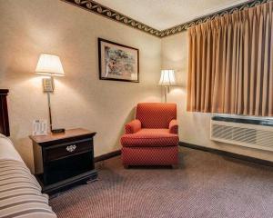 Posezení v ubytování Econo Lodge Inn & Suites