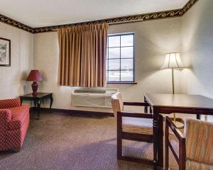 Posezení v ubytování Econo Lodge Inn & Suites