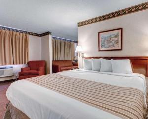 Postel nebo postele na pokoji v ubytování Econo Lodge Inn & Suites