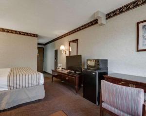 TV a/nebo společenská místnost v ubytování Econo Lodge Inn & Suites